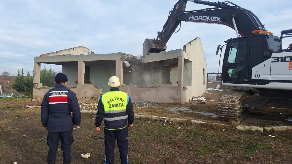 Çayırdere Mahallesi’nde Kaçak Yapıların Yıkımı Sürüyor