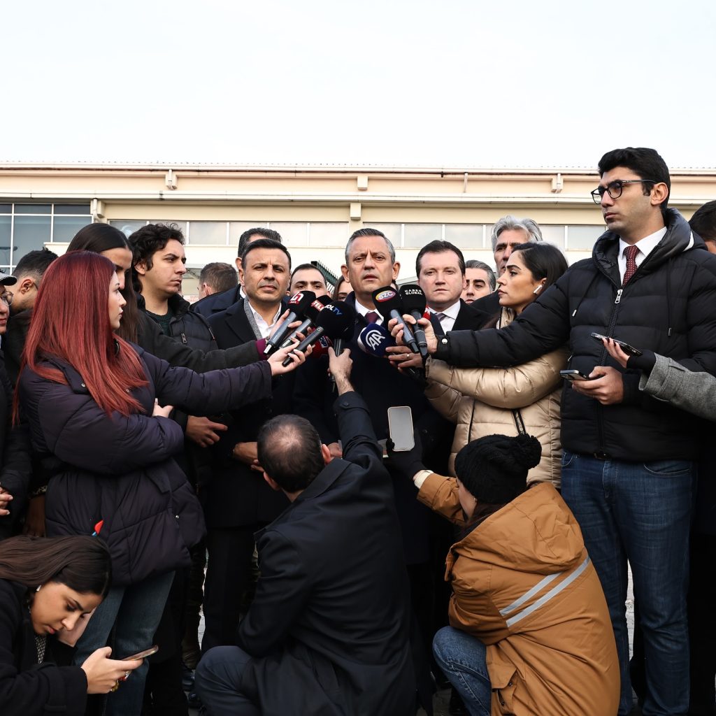 Özel, Özer’i Marmara Cezaevi’nde ziyaret etti.