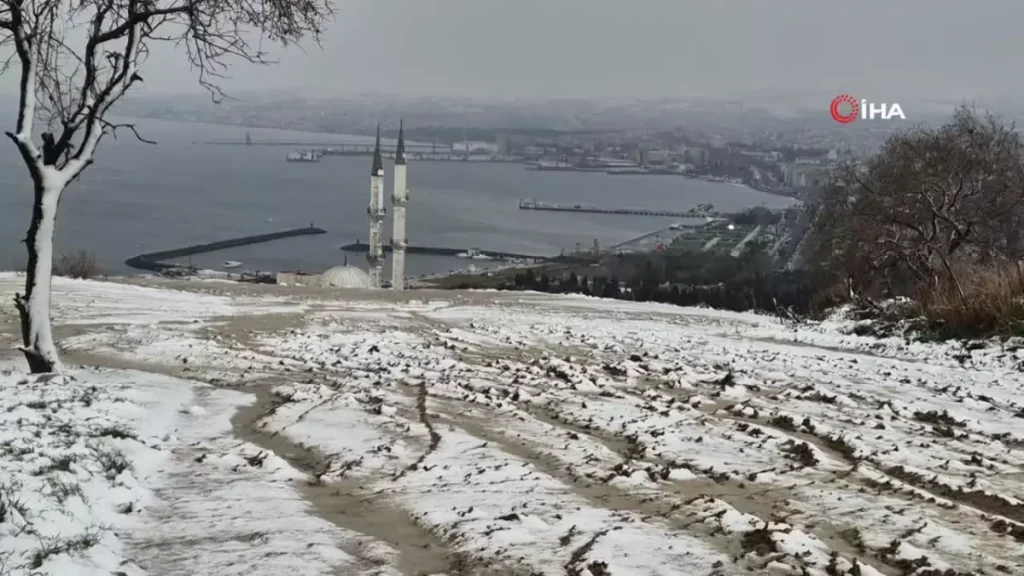 Tekirdağ’da Kar Yağışı İki Mevsimi Bir Arada Yaşattı