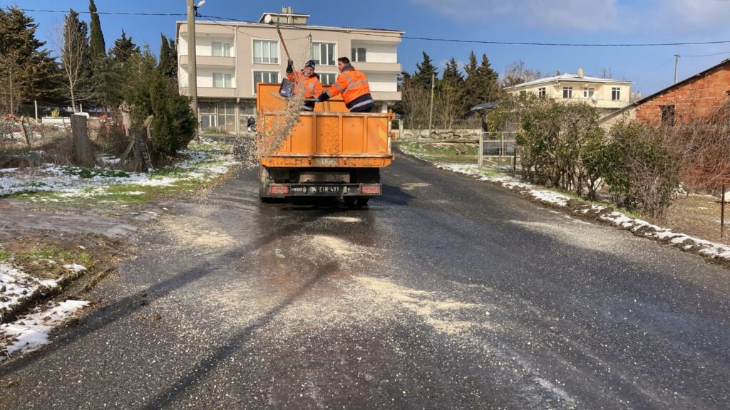 Silivri Belediyesi Kar ve Buzlanmaya Karşı Sahada