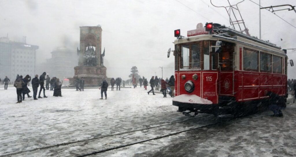 İstanbul’da kar ihtimali yüzde 70’e çıktı! Şehir içinde bile diz boyu kar yağacak