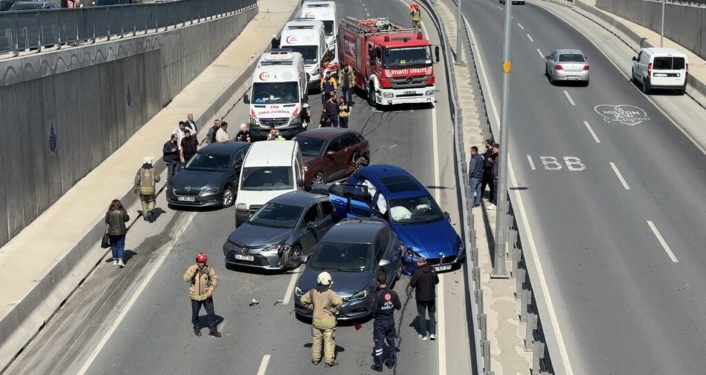 Beylikdüzü’nde 6 araçlı zincirleme kaza