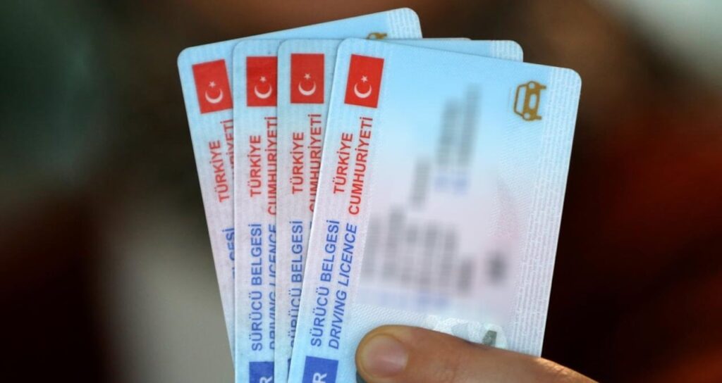 Duyan nüfus müdürlüğünün yolunu tutuyor: Ehliyet için ‘son kullanım tarihi’ uyarısı yapıldı