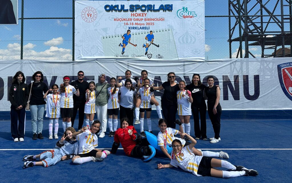 İBB Abdülezel Paşa Ortaokulu hokey takımı namağlup şampiyon