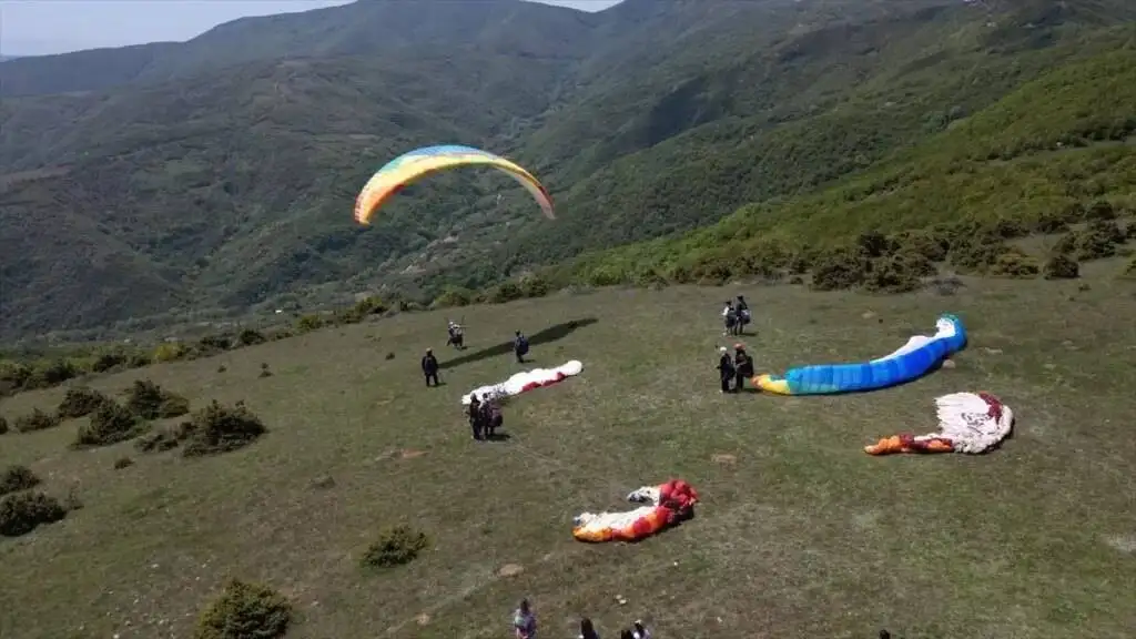 Uçmakdere, Yamaç Paraşütü Tutkunlarını Ağırlıyor
