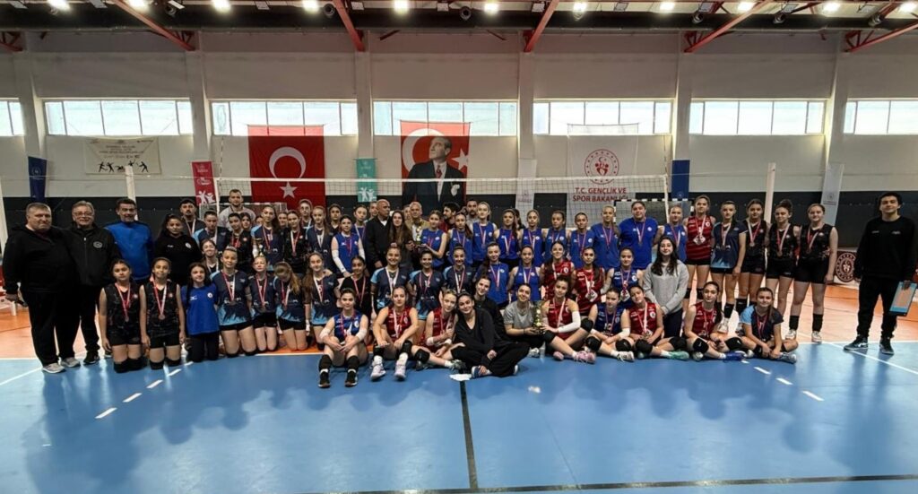 19 Mayıs Gençlik ve Spor Bayramı kapsamında voleybol turnuvası düzenlendi.