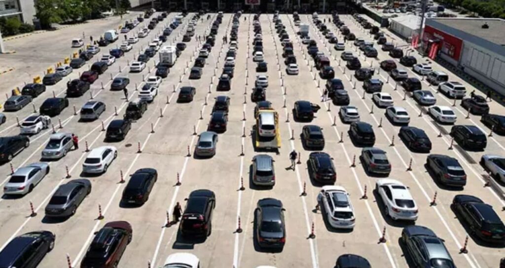 Araçlarını doldurup, hepsi bugünü bekledi: Sınırımızda kuyruklar gittikçe uzuyor