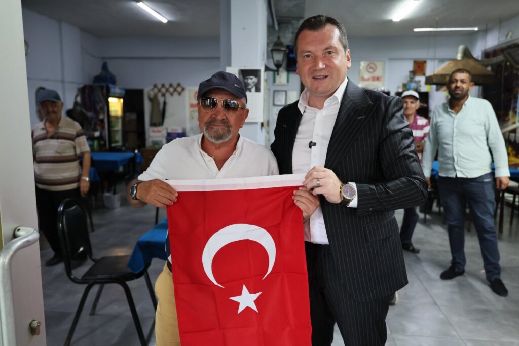 Balcıoğlu’ndan Esnafa Türk Bayrağı Hediyesi