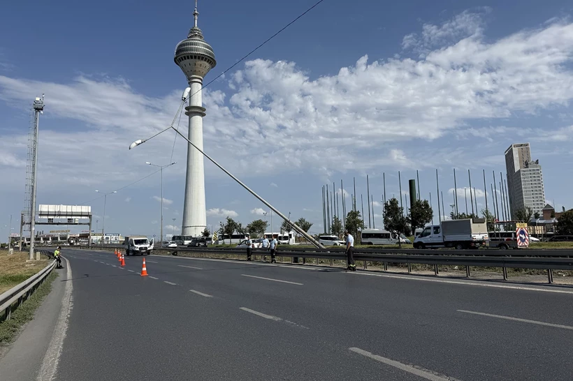 Beylikdüzü’nde Şiddetli Rüzgar E-5’i Kapattı: Aydınlatma Direği Yan Yattı