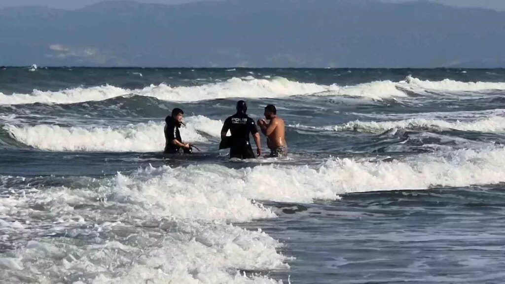 Fırtına Yasaklarına Rağmen Denize Girenler Boğulma Tehlikesi Geçirdi