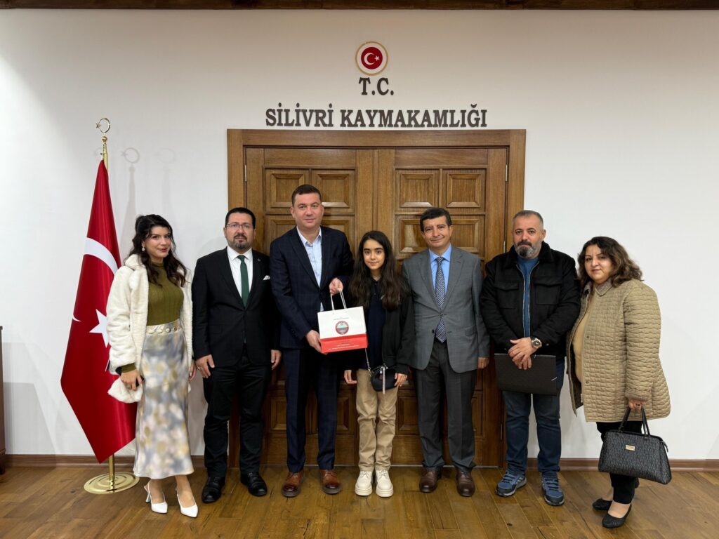 Gümüşyaka Ortaokulu Öğrencisi Beren Gültekin, Cumhuriyet Şiir Yarışmasında Büyük Başarı Elde Etti