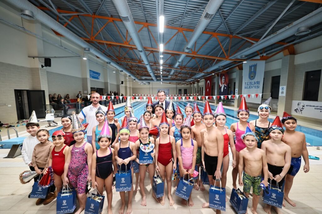 Balcıoğlu, Yüzme Akademisi’nde Sporcularla Buluştu