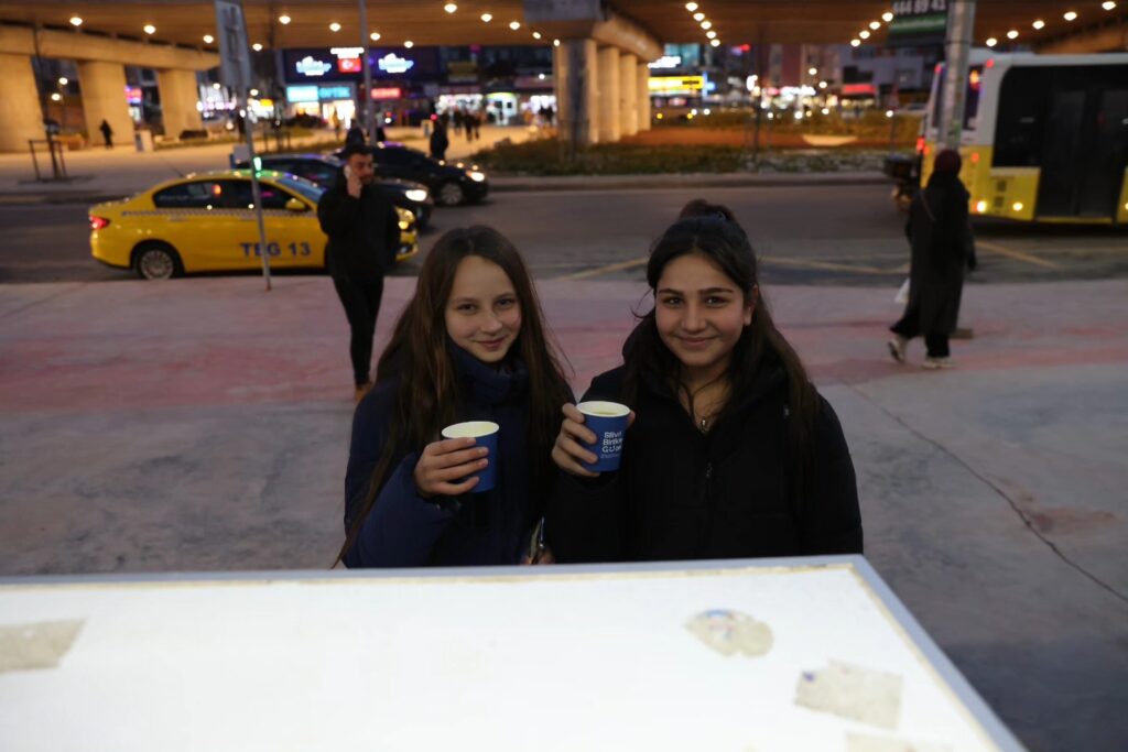 Silivri Belediyesi Mobil İkram Aracı ile Kış Günlerinde Sıcak Çorba