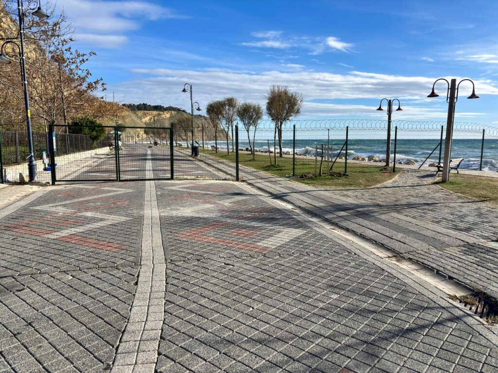 Silivri Sahilinde Kaya Düşmesi Alarmı! Tehlikeli Bölge Kapatıldı