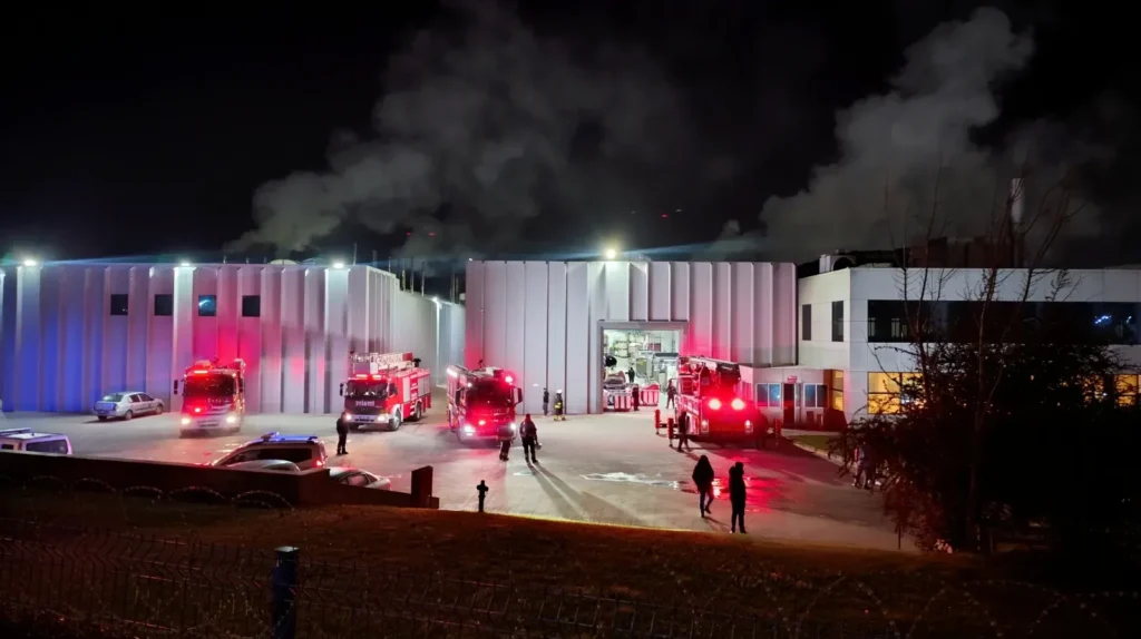 Çerkezköy’de Korkutan Yangın: Fabrika Bacasından Alevler Yükseldi!