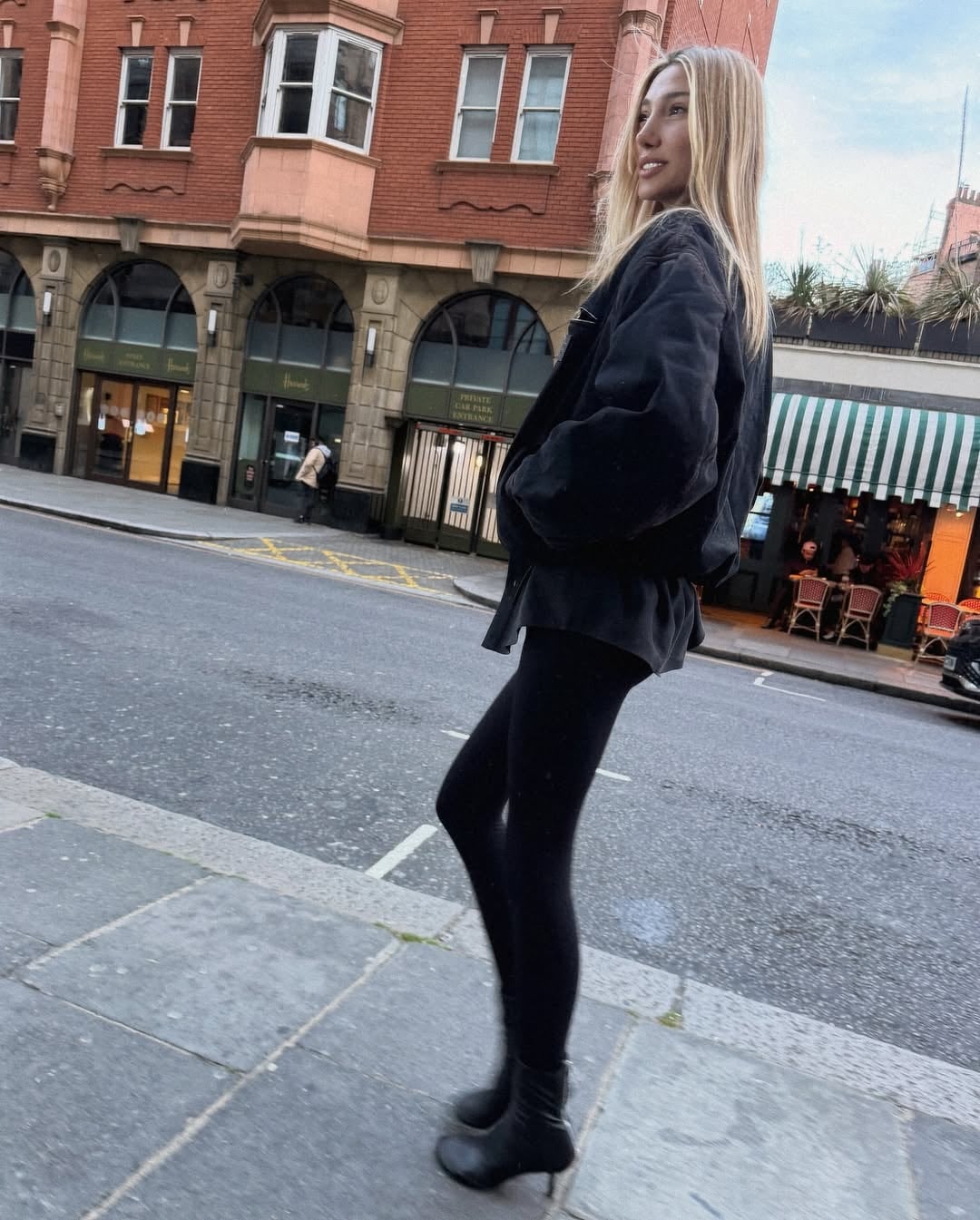 Hakkında yakalama kararı bulunuyordu: İngiltere sokaklarından paylaşımı gündem oldu 2 hakkinda yakalama karari bulunuyordu ingiltere sokaklarindan paylasimi gundem oldu 0 ePdztgwG