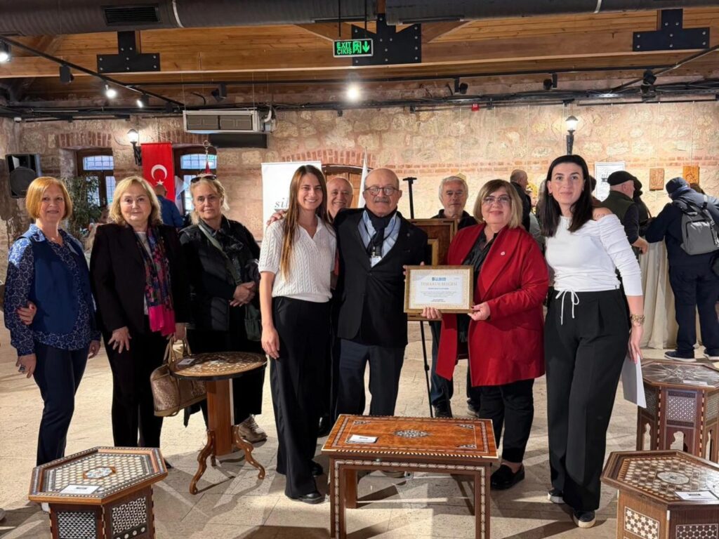 SANATSEVERLER BURAYA! “Ağacın Kokusu” Sergisi Silivri’de Kapılarını Açtı