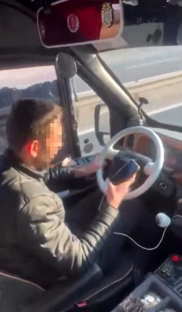 yolcu dolu dolmusta bir yandan telefona bakti 19779362 amp