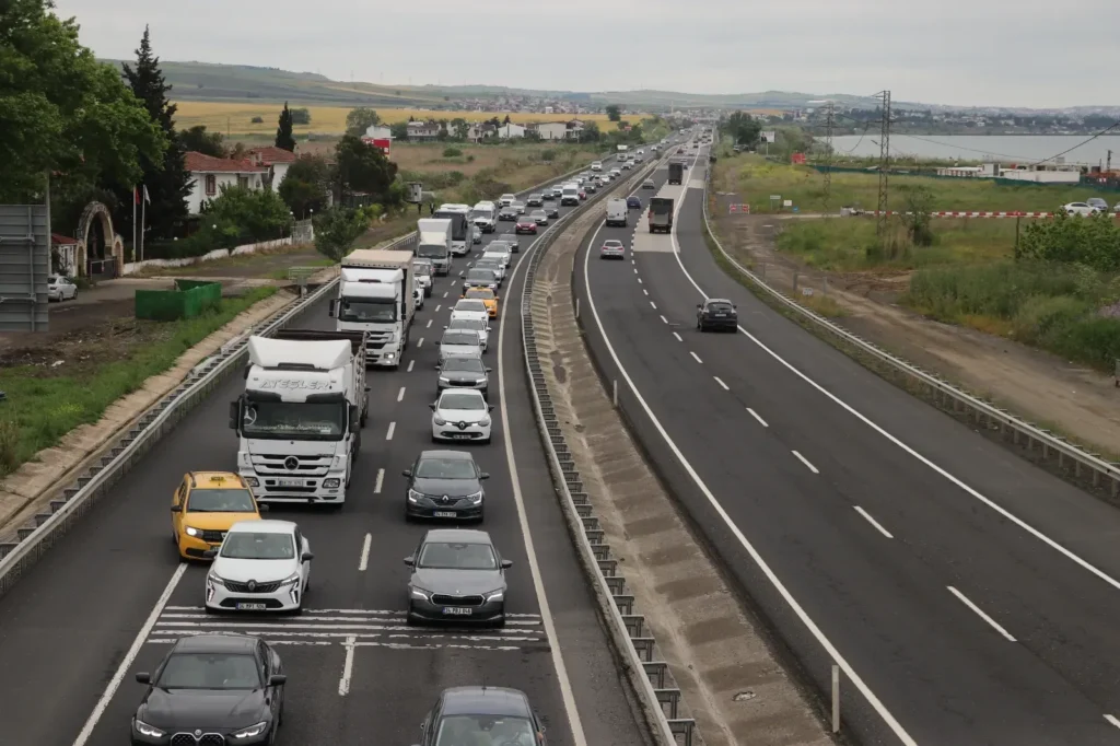 Bayram Trafiği Silivri -Tekirdağ Yolunda Uzun Kuyruklar Oluşturdu