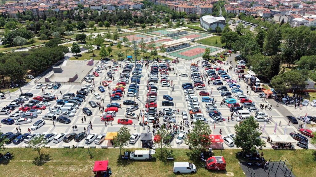 Çorlu’da Modifiye Araç Buluşması: 300 Araç Tutkunlarıyla Bir Araya Geldi