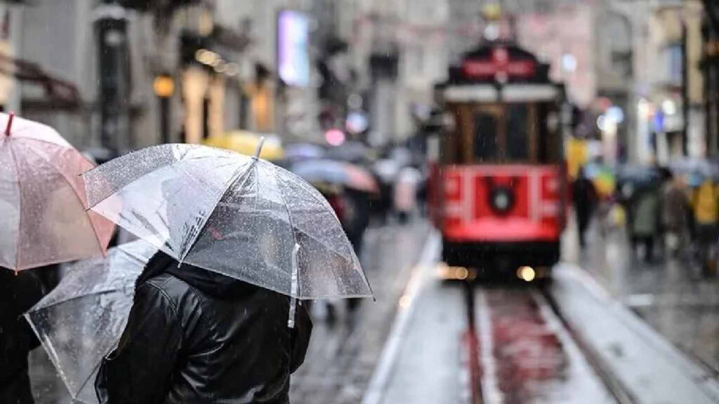 AKOM İstanbul için tarih verdi: Kara bulutlar bastıracak şimşekler çakacak
