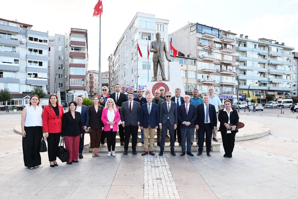 CHP Silivri’de 103. Yıl kuruluşu: Atatürk Anıtı’na Çelenk Sundu!